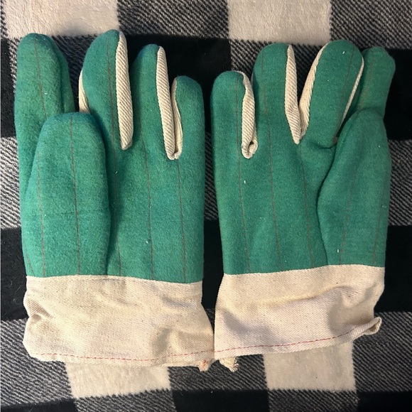 Hot Shots garden work gloves - new- sold in sets of three - Picture 2 of 2